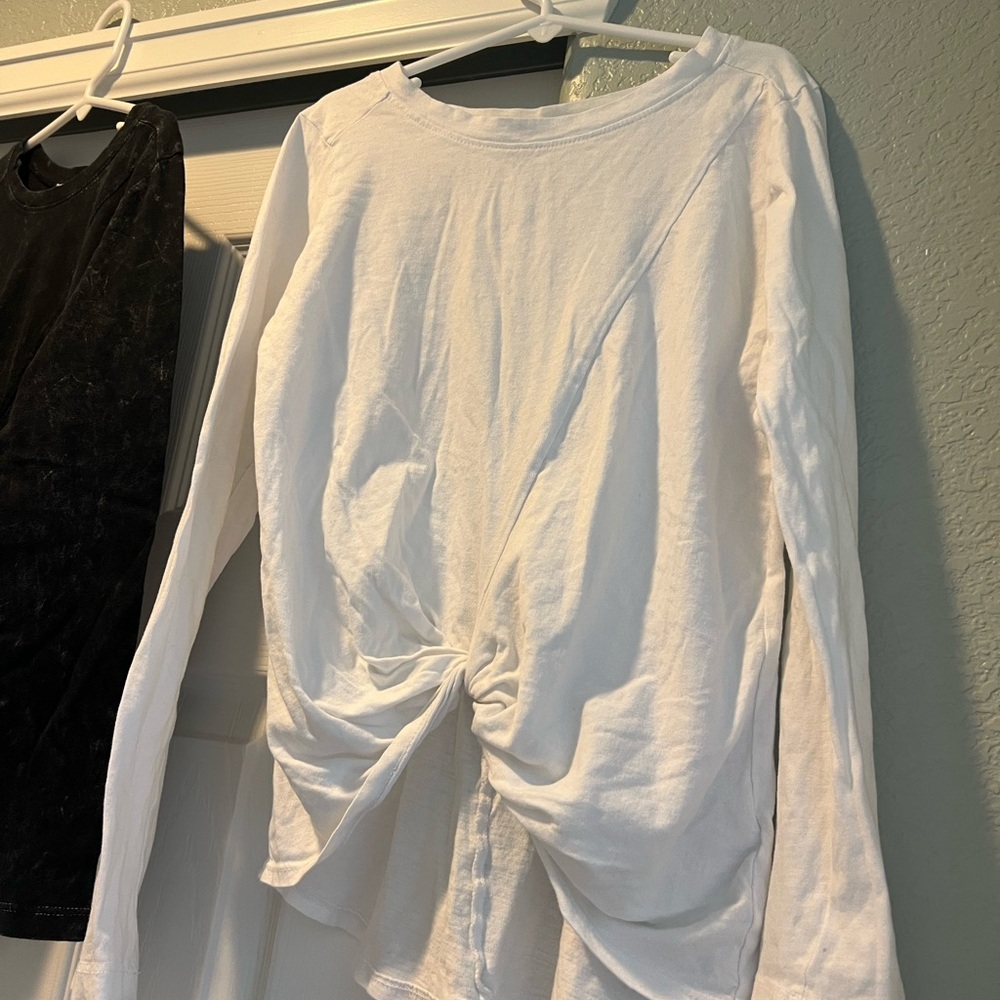 Zella, Girls’ Set of 2 Long Sleeve Active Tops, White and Black, Size Med (8/10)